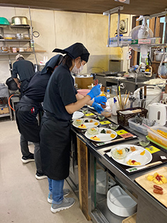 厨房での作業