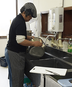 レストランでの厨房作業